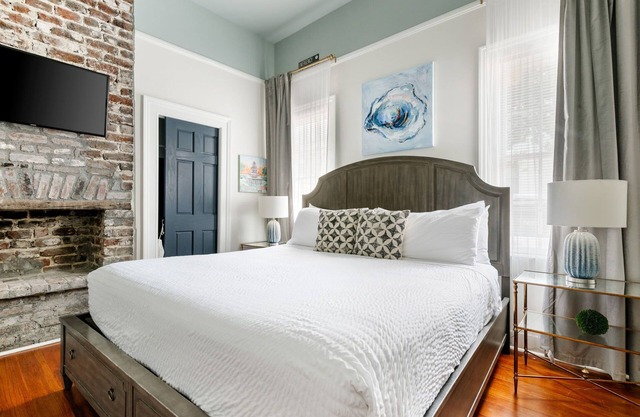 Steps to Bars & Restaurants|Sleeps 6|Downtown
