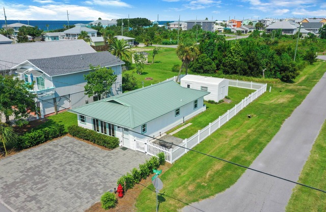 Steps to beach!☀️ Cozy and updated, Perfect location in Mexico Beach! 1st Street