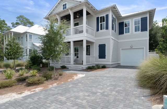Steps to beach and pool-family size home-4 free bikes-beach gear-large patio