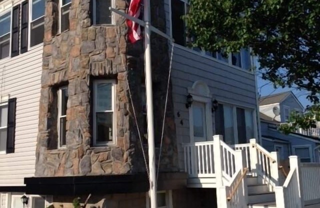 Steps to Beach-2 bed condo with 4 beach badges and parking for fun in the sun!