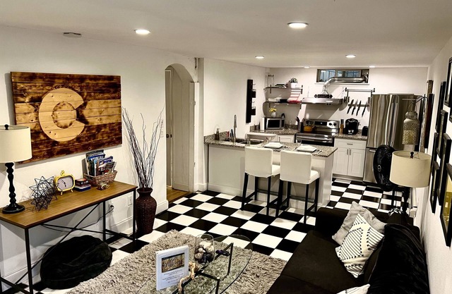 Steps to City Park & Mountain Views-Minutes to Downtown! MANY AMENITIES!