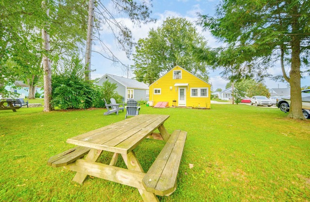 Steps to Lake + Public Boat Ramp: Edinboro Cottage