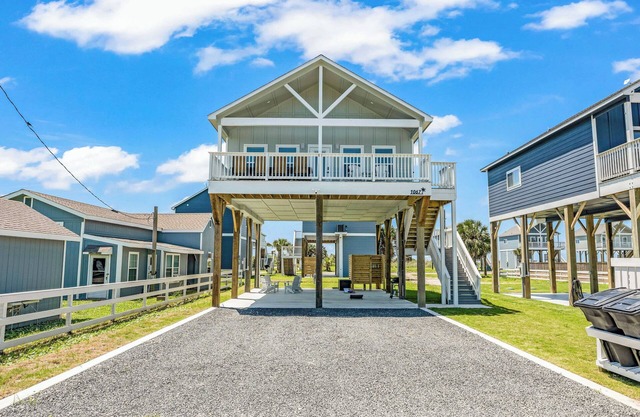 Steps to Pool+Short Walk to Beach-Coastal Comfort