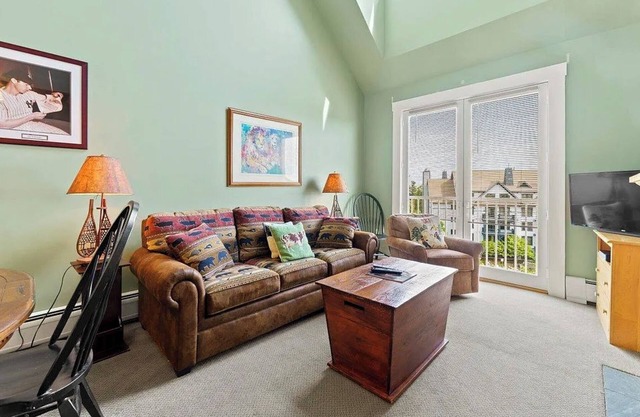 Steps to Stratton Village, Lifts! Duplex Condo!