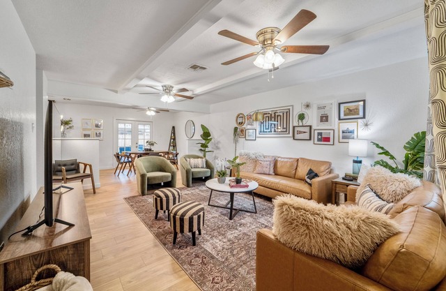Stocked Kitchen & Bath ✦ King Beds ✦ Smart TV/Fast WiFi ✦ 10 Minutes to A&M
