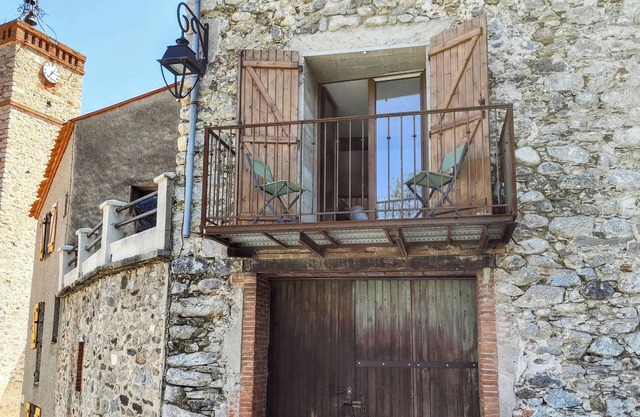 Stone barn in Catalan village with river. Mountains & beaches. 3 Star rating