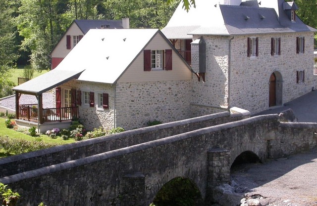 STONE BRIDGE GITE - 1 TO 4 PEOPLE Ranked 3 * by AP label FISHING GÎTE.