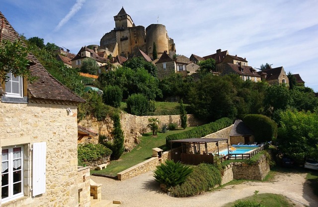 STONE-BUILT PERIGOURDINE HOUSE WITH PRIVATE SWIMMING POOL.