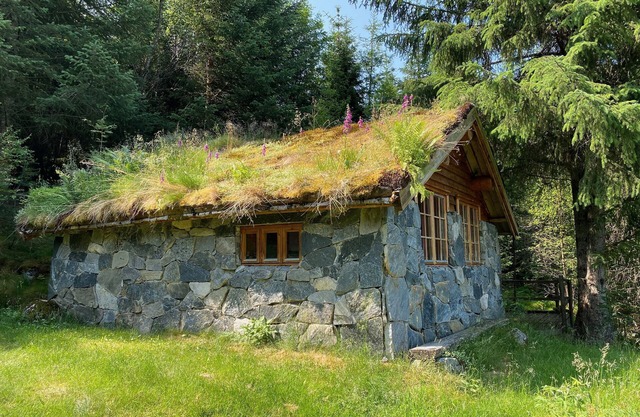 Stone cabin, sleeps 2-4, with traditional grass roof. Self catering.