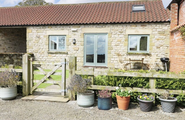 STONE CROSS, pet friendly, with a garden in Hutton-Le-Hole