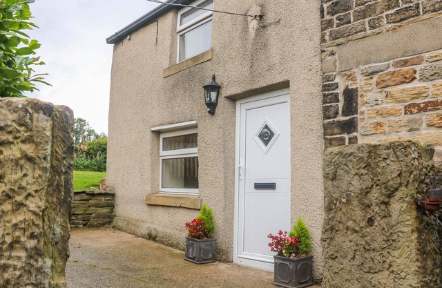 STONE FARM COTTAGE, pet friendly, with a garden in Wortley