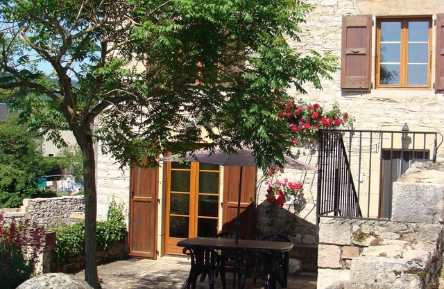 Stone holiday house in the heart of the village of Bertholène