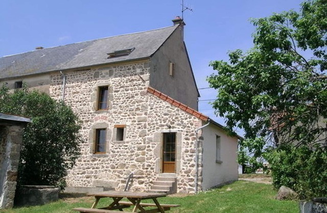 Stone house with garden, kids' playground and pets allowed