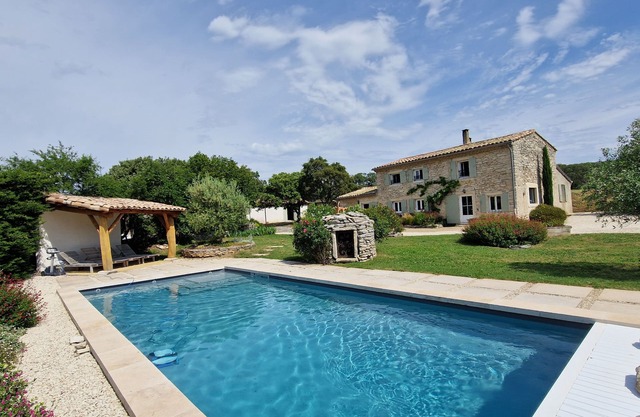 Stone mas for 8 people with swimming pool on Taulignan