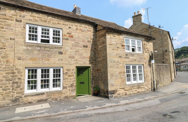 STONECROFT, pet friendly, character holiday cottage in Bakewell
