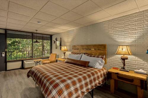 Stonegate Lodge King Bed, WIFI, 50in Roku TV, Salt Water Pool Room #103