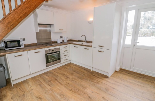 STONEHAVEN, romantic, character holiday cottage in Cleobury Mortimer