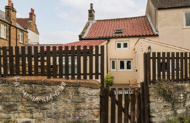 STONEWALL, pet friendly, country holiday cottage in Sandsend