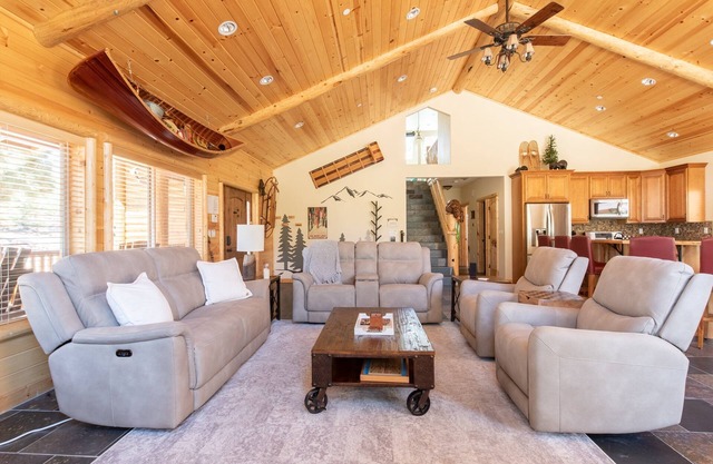 Stony Bear Lodge. Amazing New Rental. Great location. Air Conditioning. Hot Tub and More.
