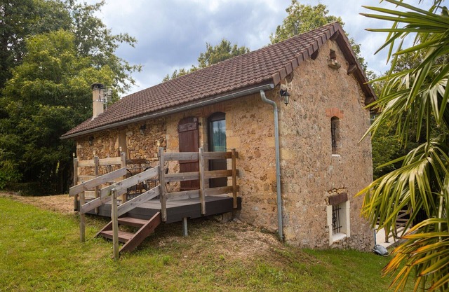 Storehouse with pool near Monpazier
