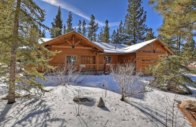 Stork and Bear Cabin by Destination Big Bear : Luxury Log Home in Eagle Mountain Estates! Pool Table!