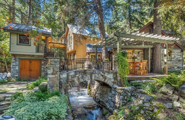 Storybook Stone Cottage, Short Walk to Resort, Hot Tub, Fireplace