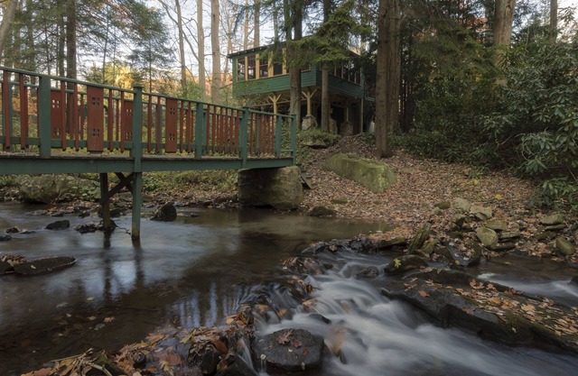 Storybook Waterfront Cottage; Close to Hidden Valley/Seven Springs