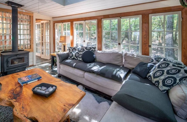 Storybook Wooded Retreat & Artist's Getaway