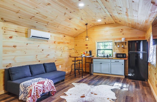 Stout Cabin w/Fire Pit: 1 Mi to Ohio River!