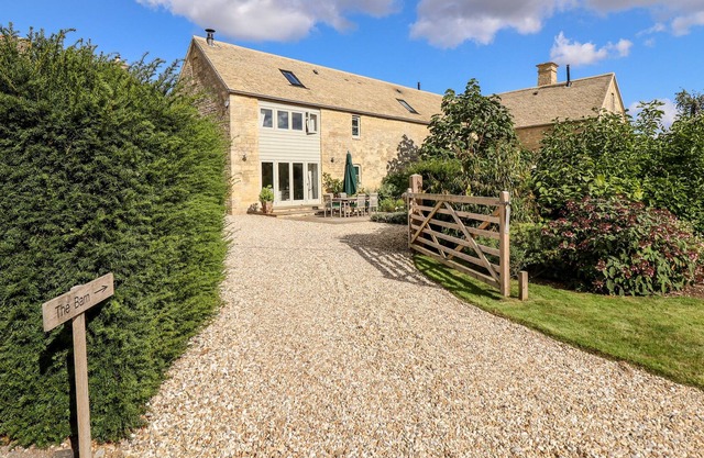 STOW COTTAGE BARN, pet friendly, luxury holiday cottage in Kingham
