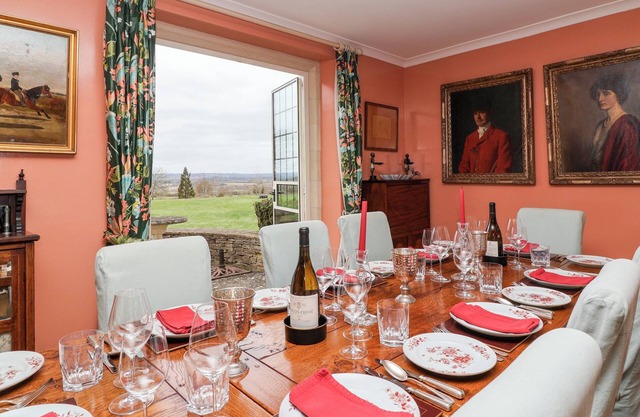 STOW COTTAGE, pet friendly, with a garden in Churchill, Oxfordshire