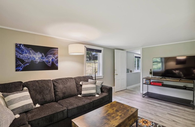 Stowe Gallery Apartment: 1 br, a/c, great location!