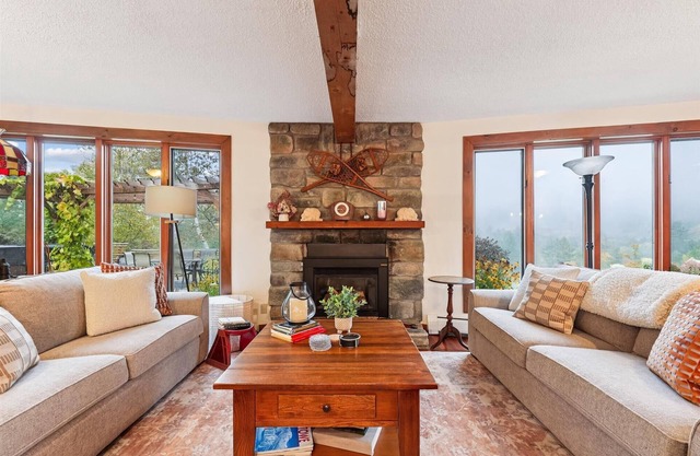 Stowe Hollow: 4 br, gas fireplace, pond, hot tub & views!
