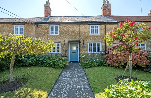 Strand Cottage - sleeps 4 guests in 2 bedrooms