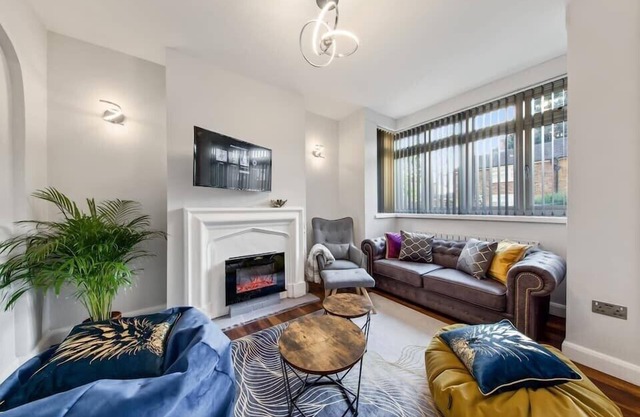 Stratford, London - Glamorous Three-Bedroom House