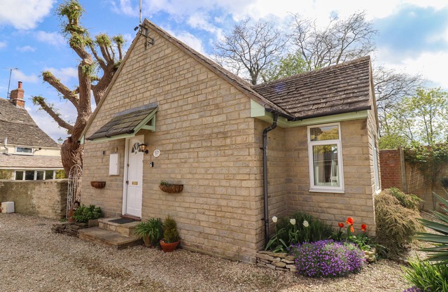 STRAW COTTAGE, romantic, with a garden in Cricklade