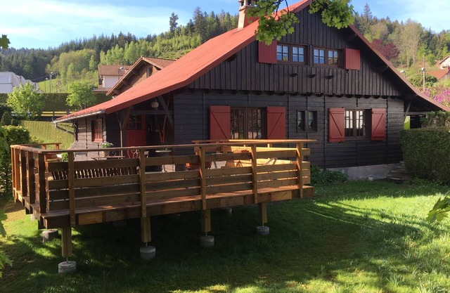 Streamside chalet close to the lake and town center