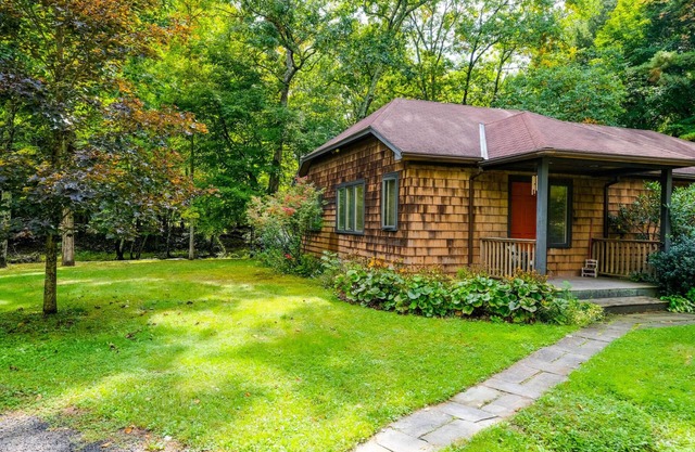 Streamside Cottage Half Mile to Town of Woodstock