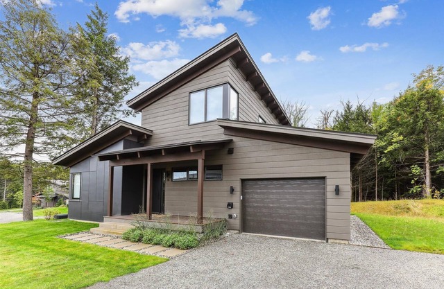 Streamside Lodge: 4 br, fireplace, sauna, game room, summer pool!