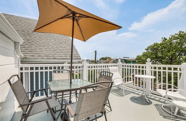 Stroll to Ocean Grove Boardwalk & Beach: Sleek Apt