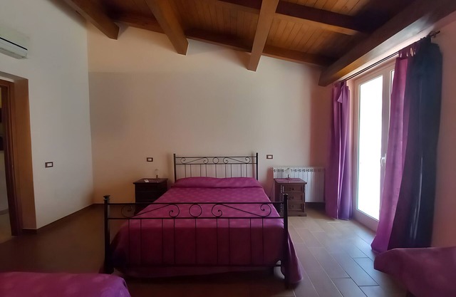 'Stromboli' Room with Shared Terrace, Communal Garden and Air Conditioning