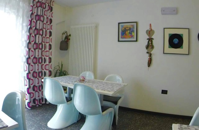 Struttura 6 Camere da Letto , 6 Bagni ,18 Posti Letto. Possibilità di Cucinare