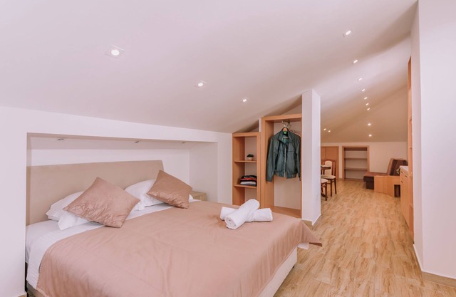 Studio (2 Adults + 2 Children)