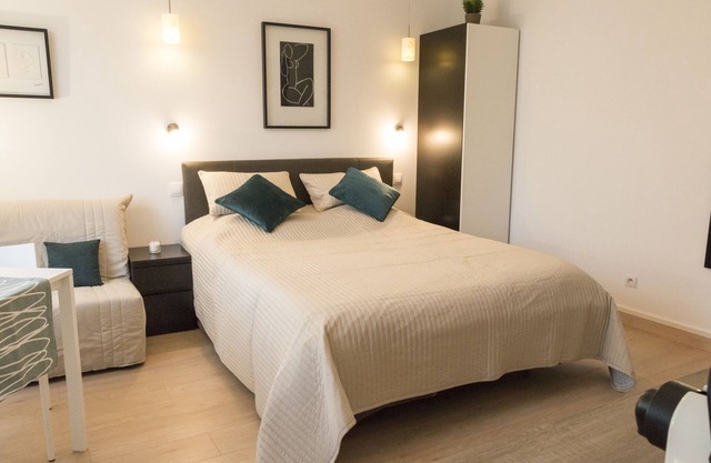Studio 21-Studio-Apartment-Ensuite with Bath-Garden view