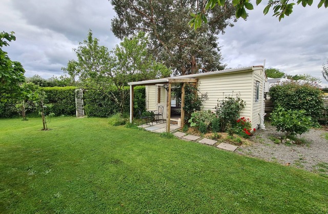 Studio 25 - a charming room in a country garden setting