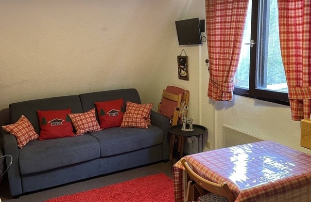 Studio 4 people Le Pleynet/Les 7 Laux at the foot of the slopes (120kms of slopes)