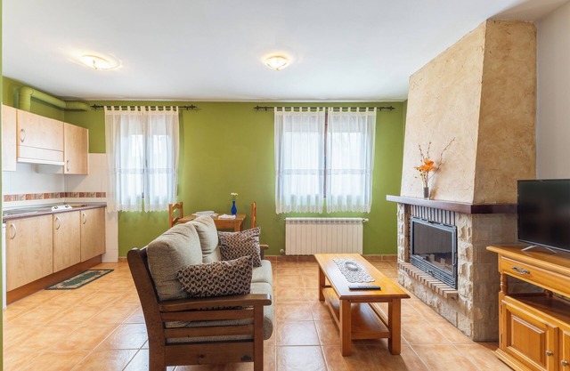 Studio Apartment 'La Casa De Dafne Acebo' with Mountain View, Shared Terrace and Shared Garden