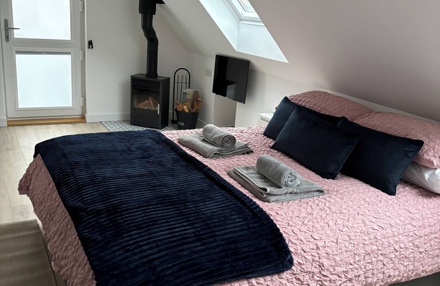 Studio Apartment bordering the Ickworth Estate, Pet-Friendly, 5 minutes to Bury!