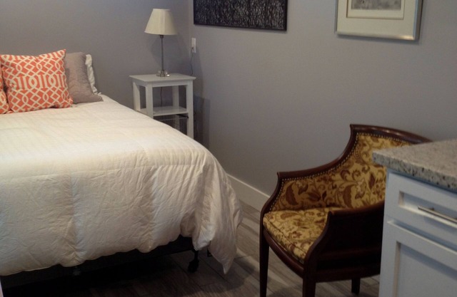 Studio Apartment. Private entrance. 1mile to A&M. Monthly discounted rates.