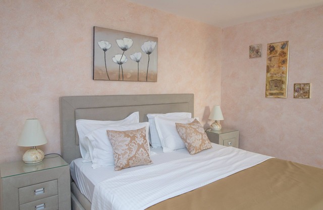 Studio apartment for single travellers or couples with king size bed